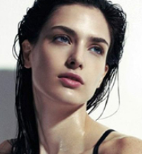 Emma Bennett - Especialista Capilar Senior